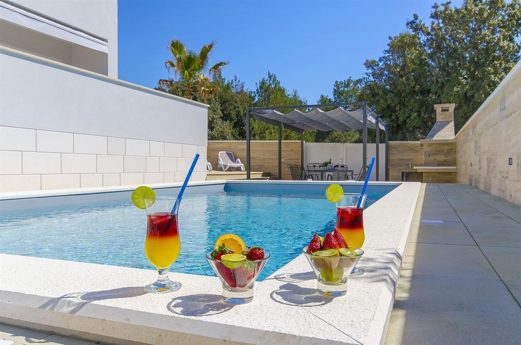 Apartments Villa V Vir Exterior photo